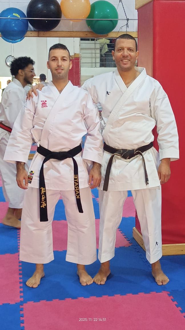 Deux karatékas ceinture noire