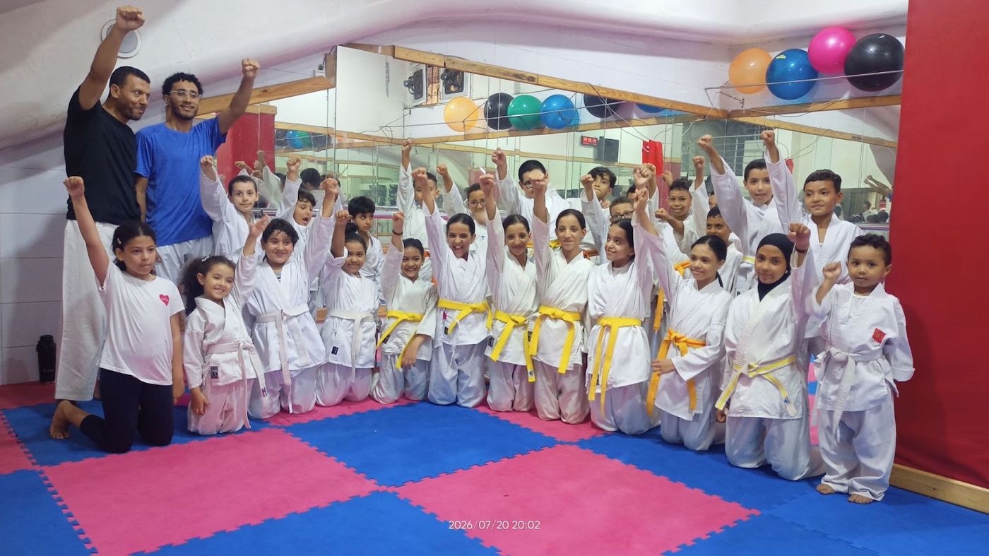 Les jeunes karatékas du club avec leurs coachs