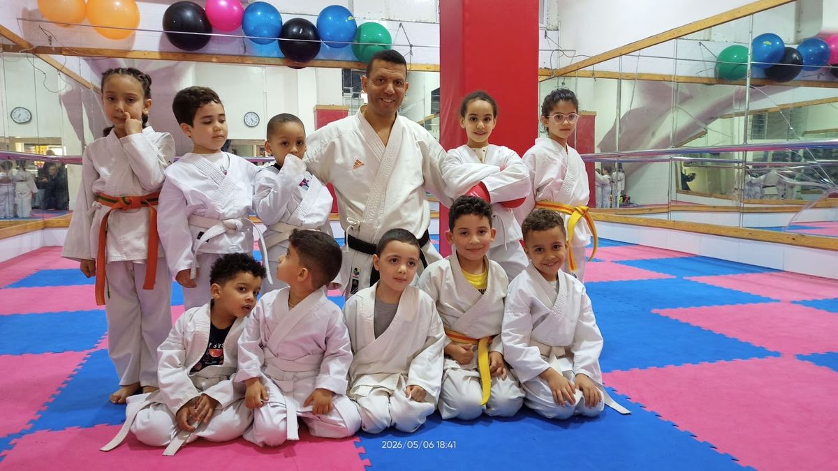 Jeunes karatékas avec leur coach